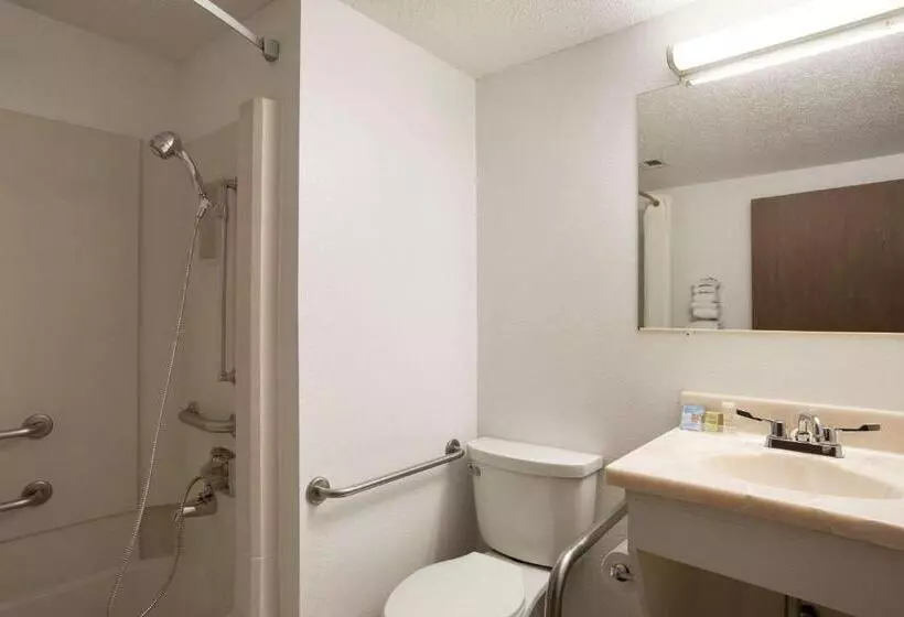 身障者適用スタンダードルーム, Super 8 By Wyndham Council Bluffs Ia Omaha Ne Area