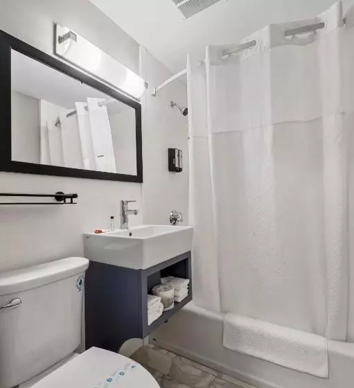 اتاق اکونومی, Inn On Arsenal