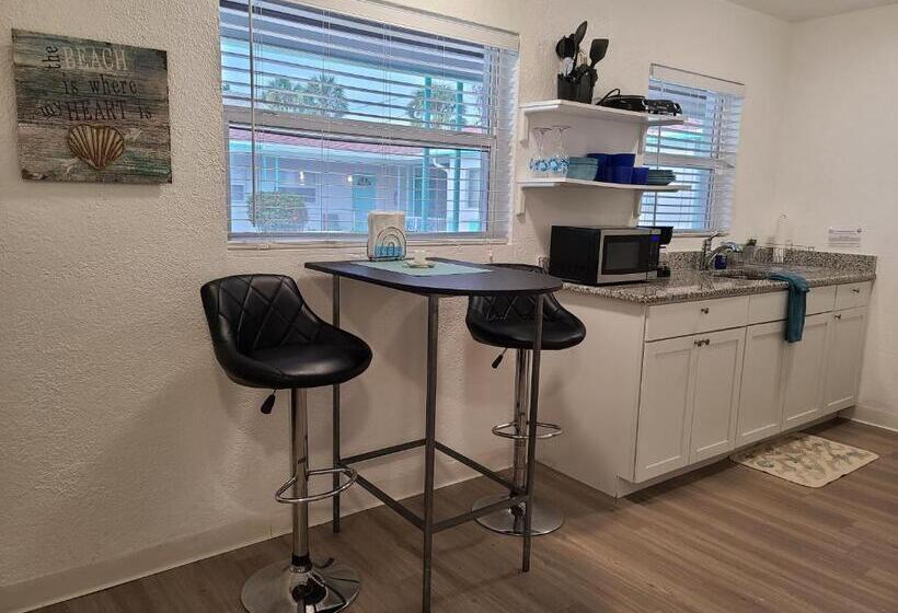 إستوديو ديلوكس, Sun Island Motel