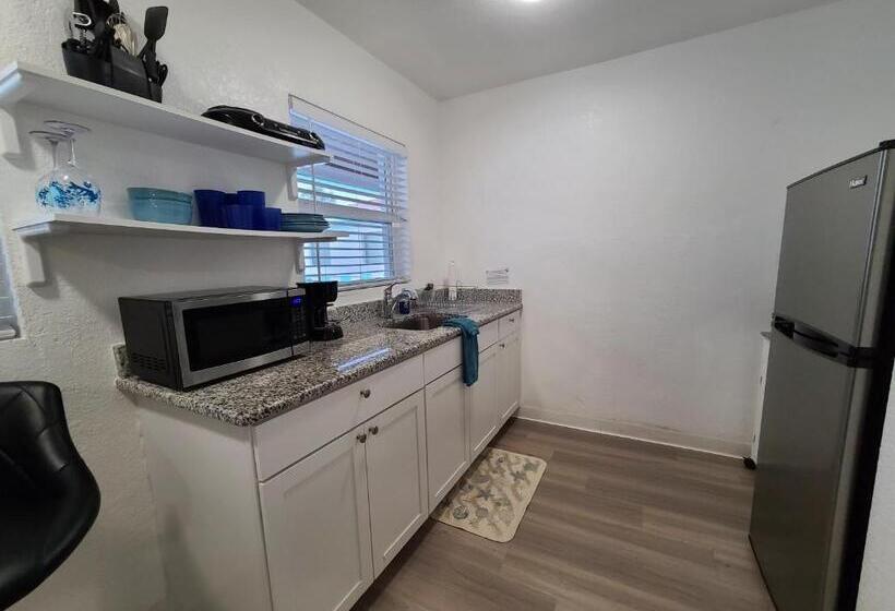 إستوديو ديلوكس, Sun Island Motel