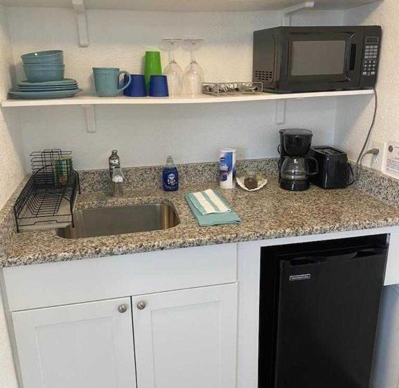 إستديو عائلى, Sun Island Motel