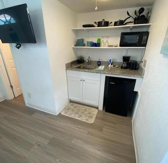 إستديو عائلى, Sun Island Motel