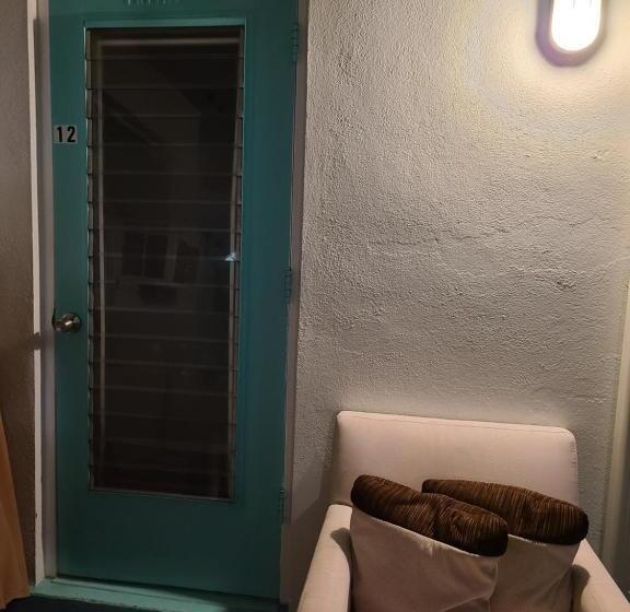 جناح غرفتين نوم, Sun Island Motel