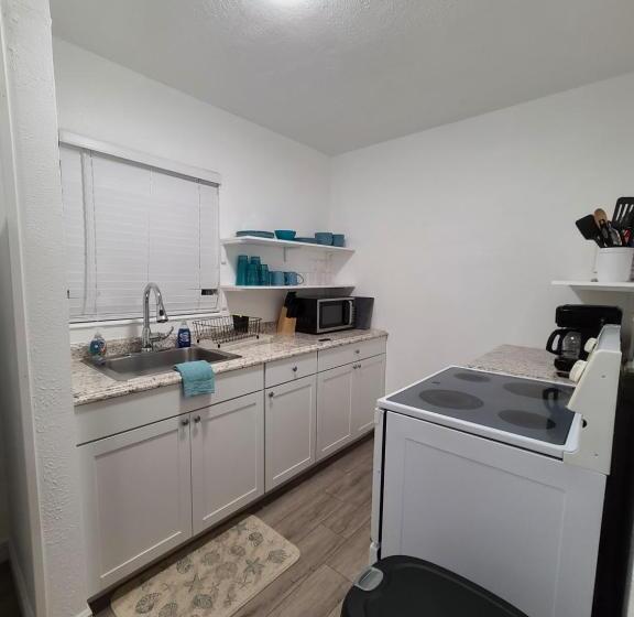 جناح غرفتين نوم, Sun Island Motel