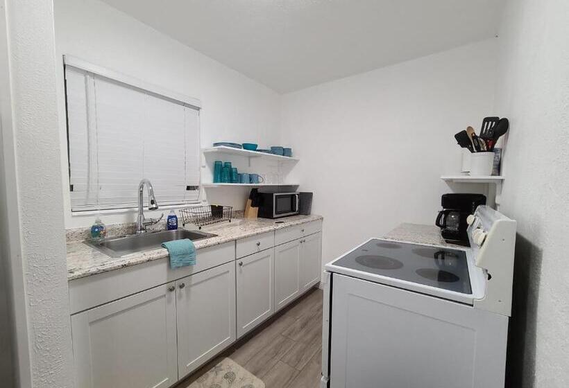 جناح غرفتين نوم, Sun Island Motel