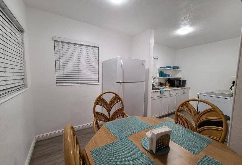 جناح غرفتين نوم, Sun Island Motel