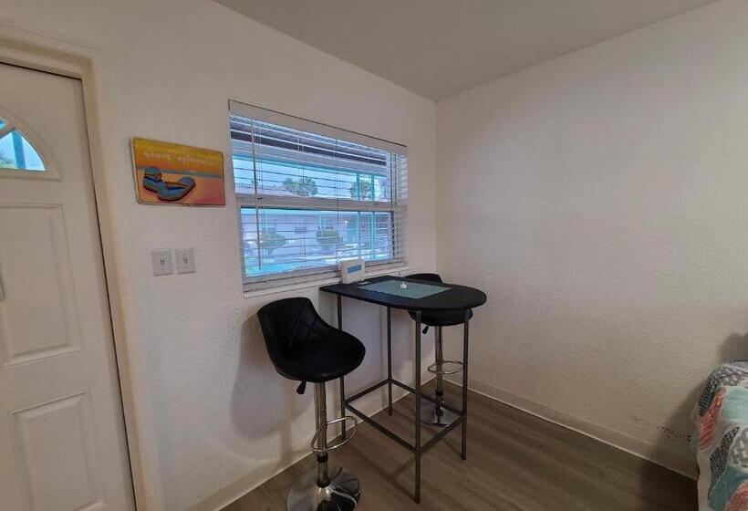 إستوديو قياسى, Sun Island Motel