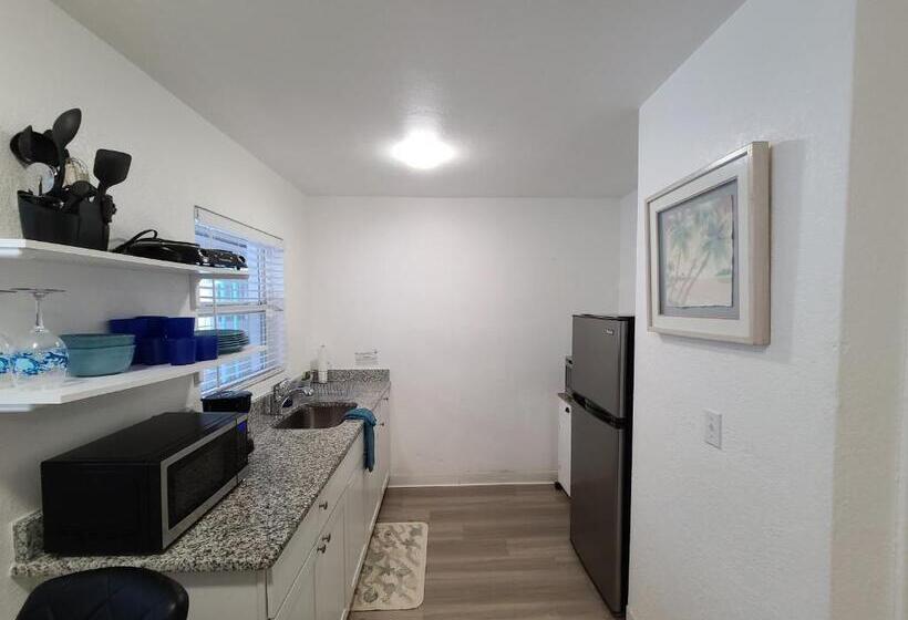 إستوديو ديلوكس, Sun Island Motel