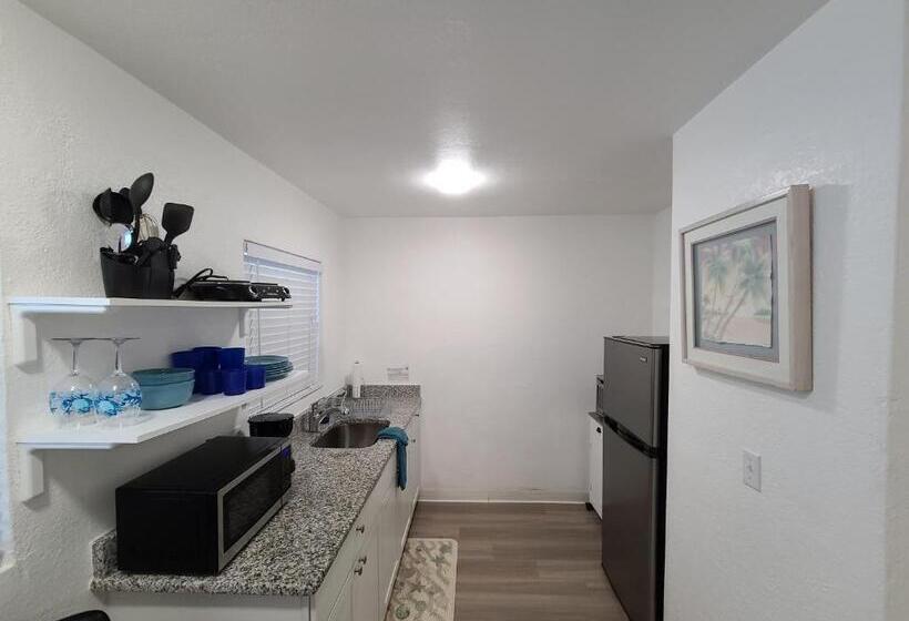 إستوديو ديلوكس, Sun Island Motel