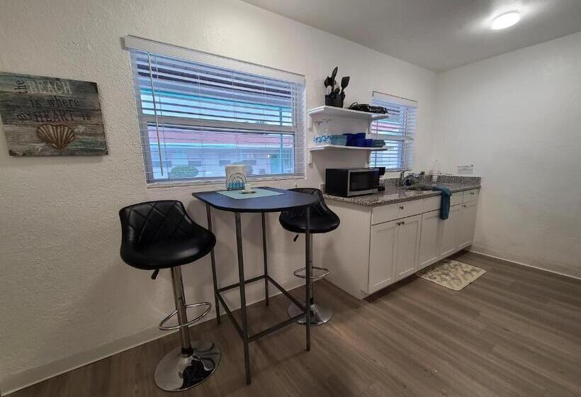 إستوديو ديلوكس, Sun Island Motel