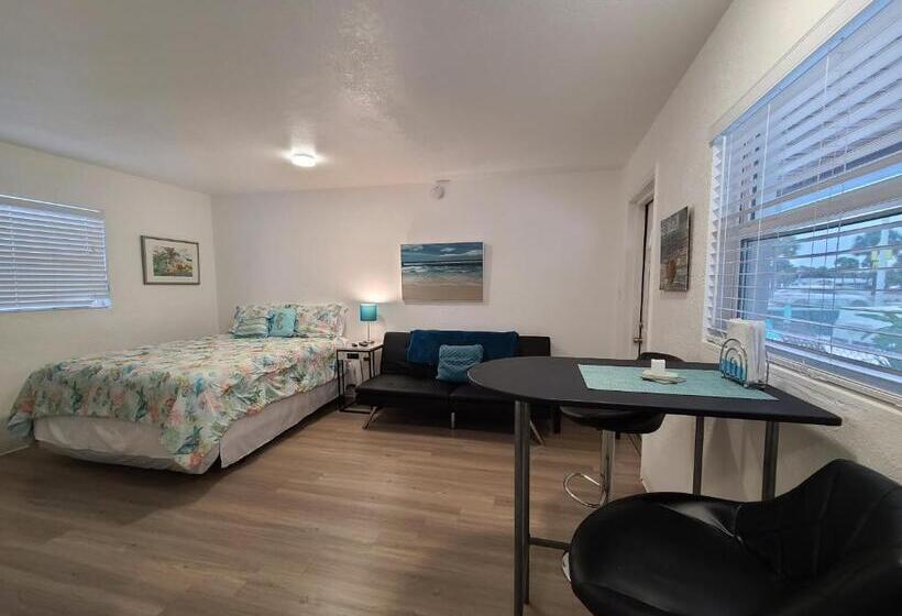 إستوديو ديلوكس, Sun Island Motel