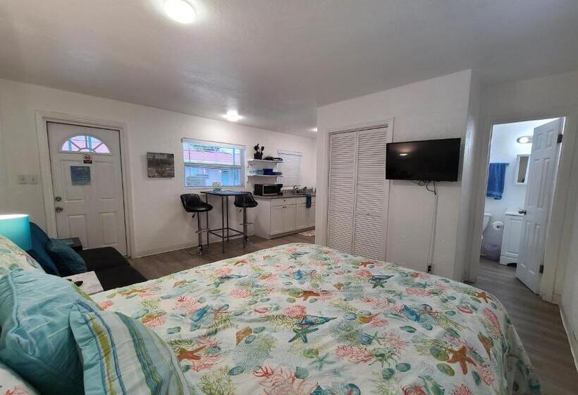 إستوديو ديلوكس, Sun Island Motel