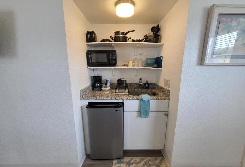 إستديو عائلى, Sun Island Motel