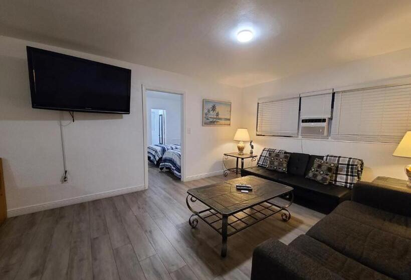 جناح غرفتين نوم, Sun Island Motel