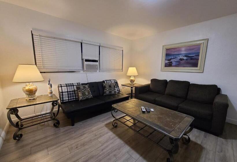 جناح غرفتين نوم, Sun Island Motel