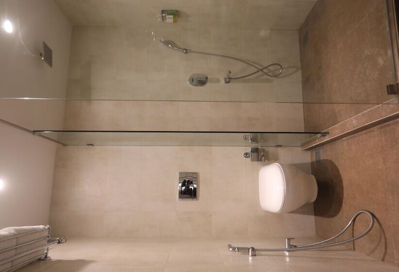 חדר אקזקיוטיב, Cliffton