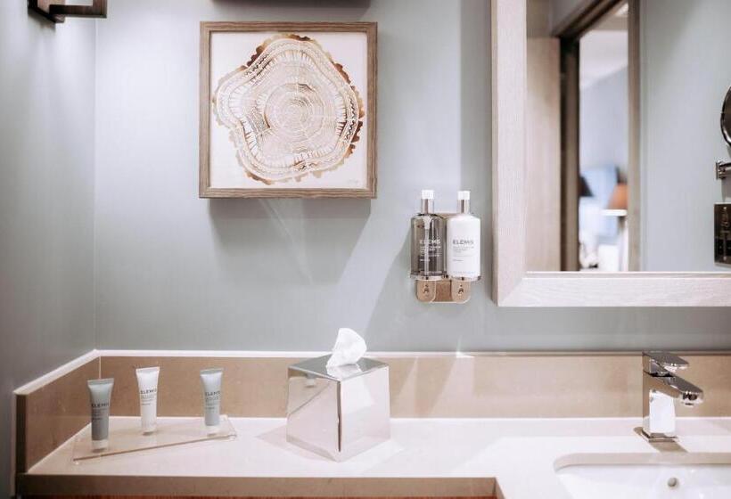 Семейный Номер, The Tytherington