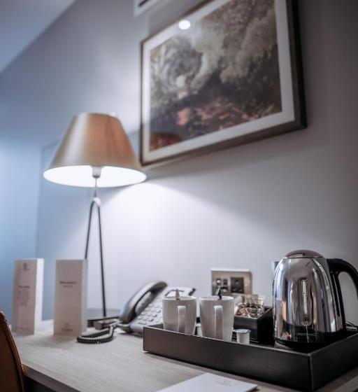 Семейный Номер, The Tytherington