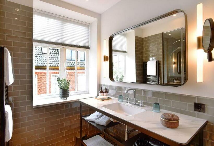 غرفة كلاسيكية, Das James