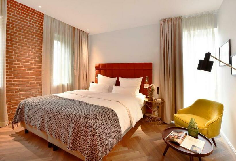 غرفة كلاسيكية, Das James