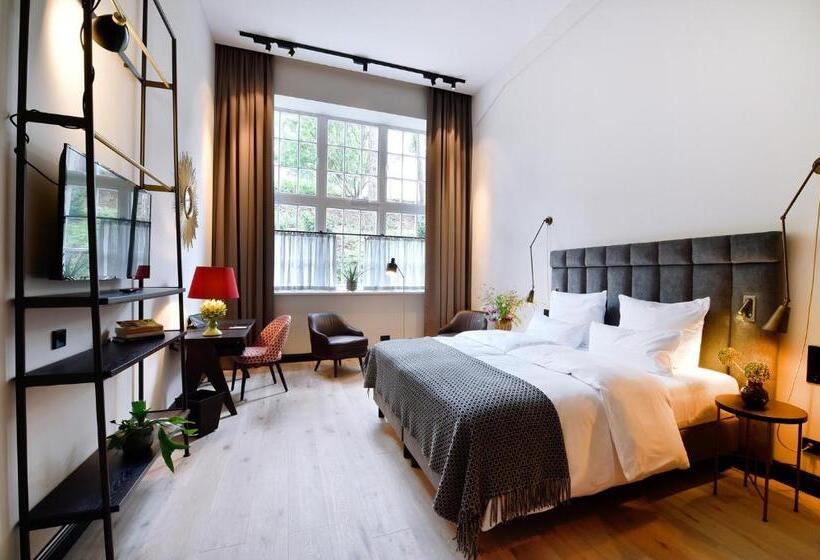 غرفة كلاسيكية, Das James