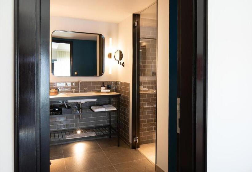 غرفة قياسية, Das James