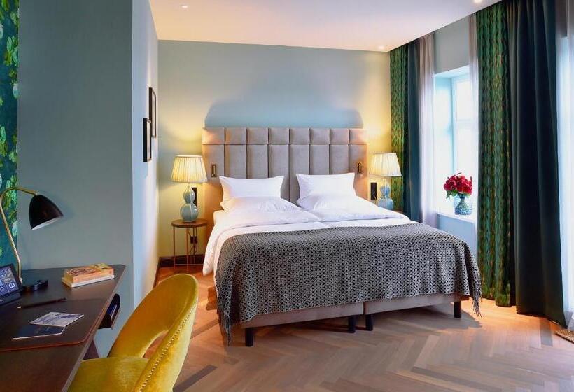 غرفة قياسية مزوَّدة بشُرفة, Das James