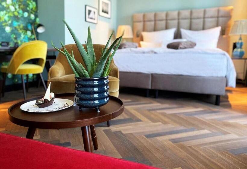 غرفة قياسية مزوَّدة بشُرفة, Das James