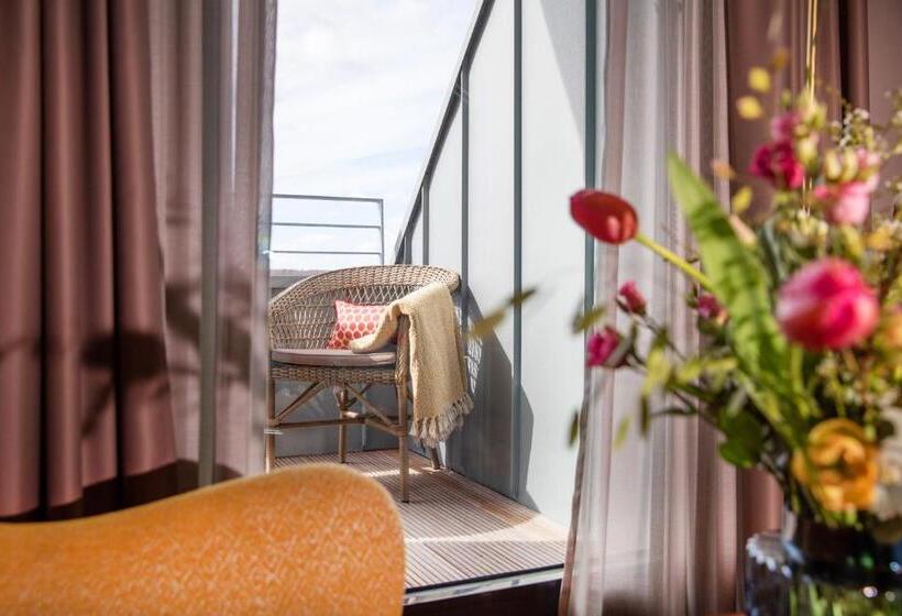 غرفة دور أخير, Das James