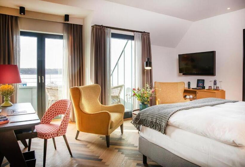 غرفة دور أخير, Das James