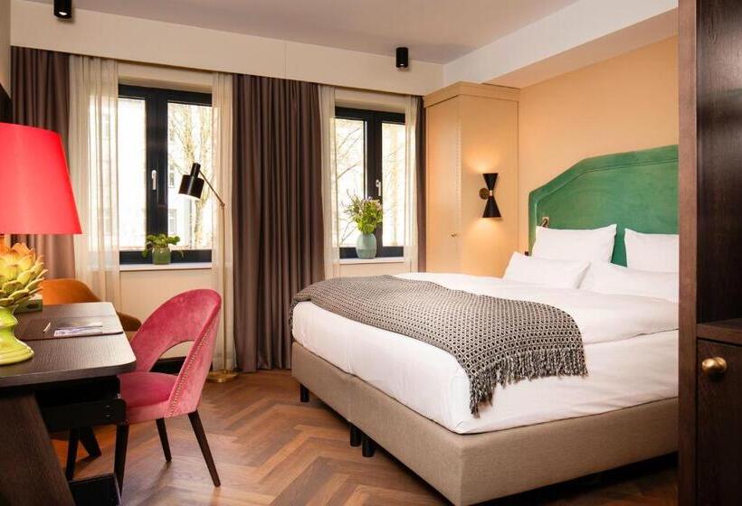 غرفة دور أخير, Das James