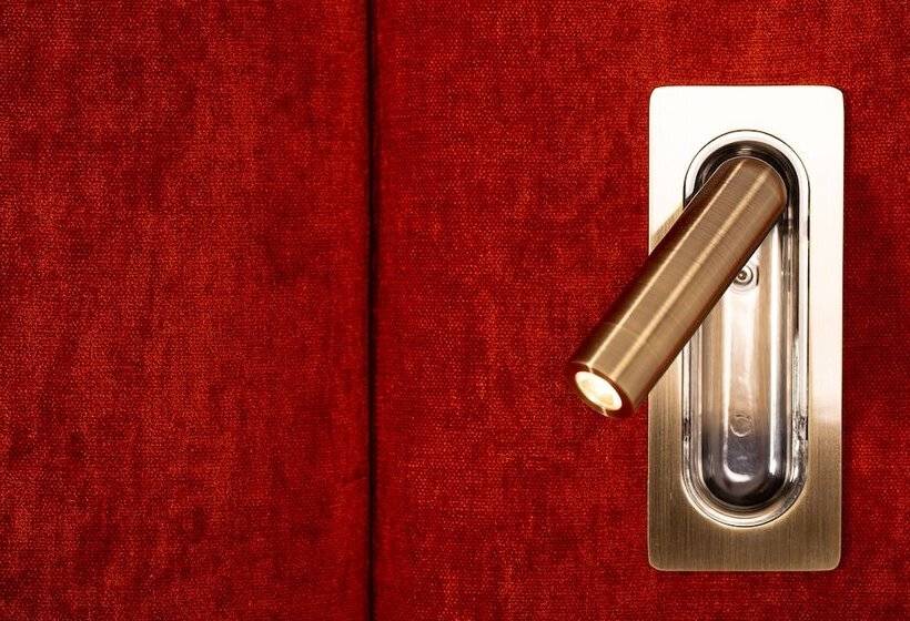 غرفة كلاسيكية, Das James