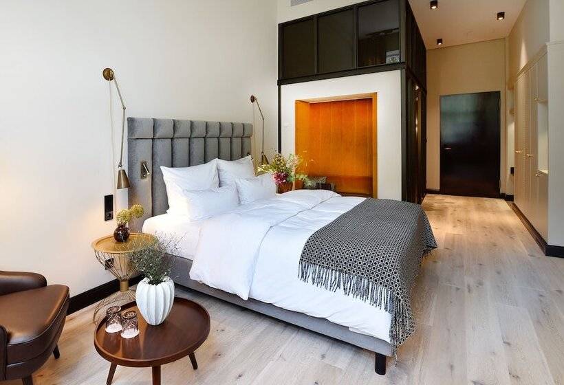 غرفة كلاسيكية, Das James