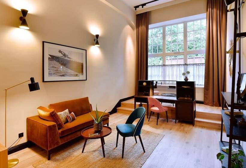 غرفة قياسية, Das James