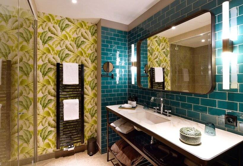 غرفة قياسية مزوَّدة بشُرفة, Das James