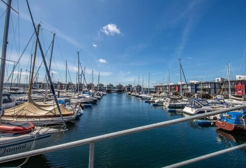 غرفة دور أخير, Das James