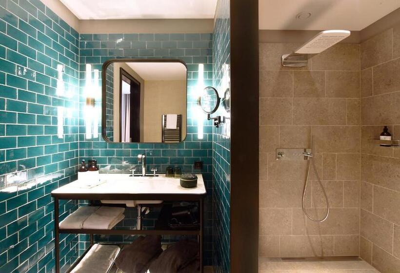 غرفة قياسية, Das James