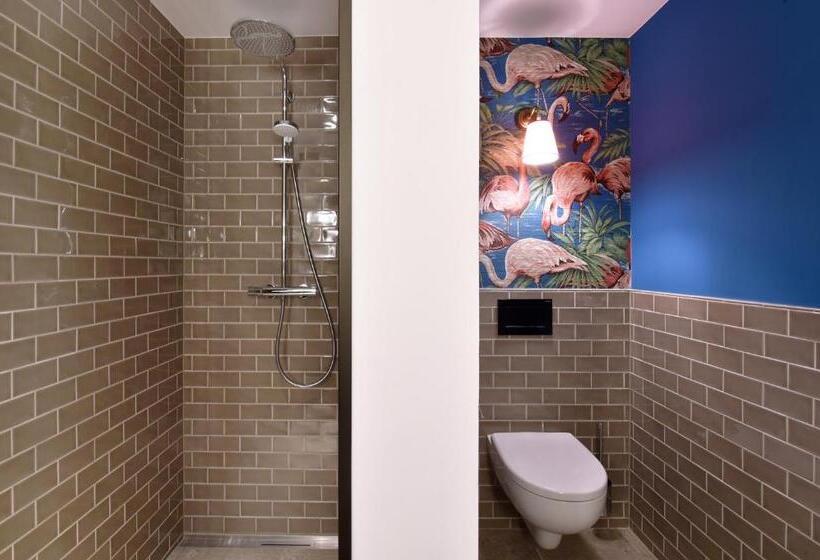 غرفة قياسية, Das James