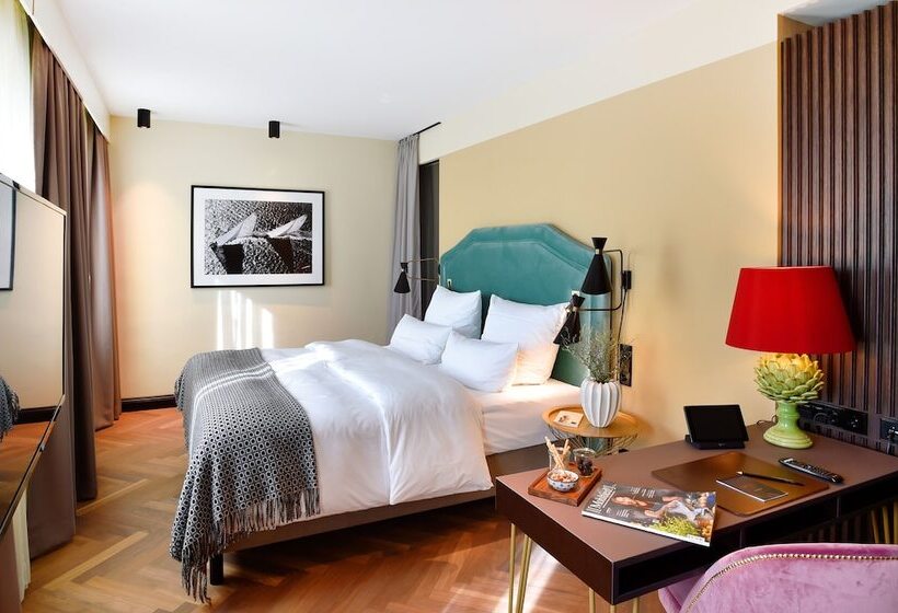 غرفة قياسية, Das James