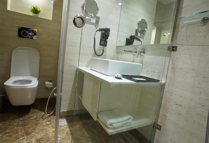 带大床的豪华间, Ramada By Wyndham Aligarh Gt Road