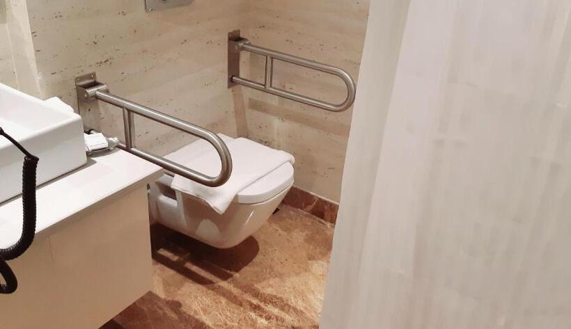 身障者適用キングサイズベッドルーム, Ramada By Wyndham Aligarh Gt Road