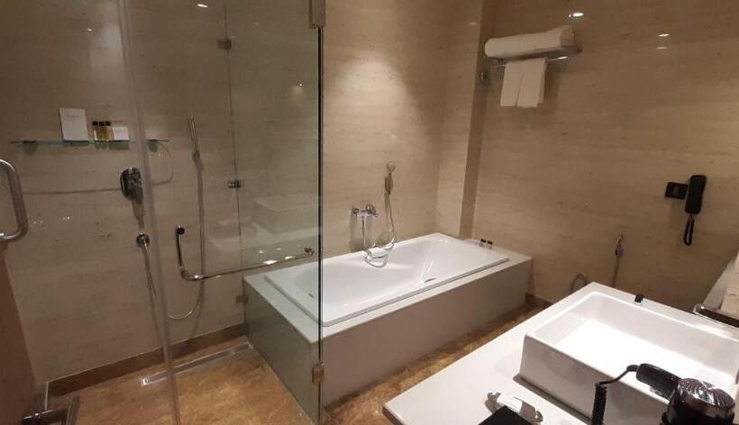 キングサイズベッドのスイートルーム, Ramada By Wyndham Aligarh Gt Road