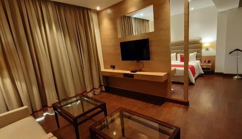 キングサイズベッドのスイートルーム, Ramada By Wyndham Aligarh Gt Road