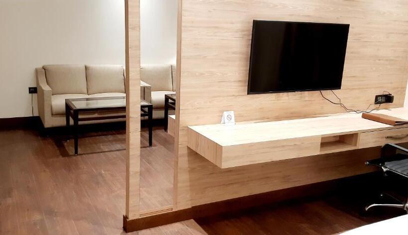 キングサイズベッドのスイートルーム, Ramada By Wyndham Aligarh Gt Road