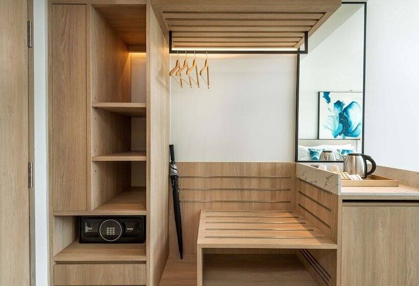 발코니가 있는 프리미엄 룸, Hilton Garden Inn Phuket, Thailand