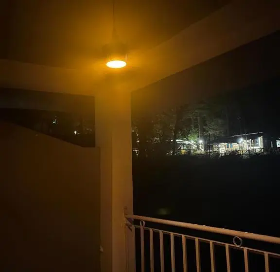 キングサイズベッドのスーペリアルーム, Himtrekstays,mcleodganj