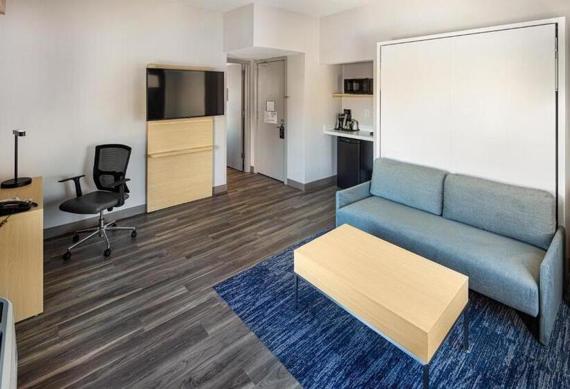 חדר סטנדרט עם מיטת קינג, Holiday Inn Express & Suites Atlanta Downtown, An Ihg