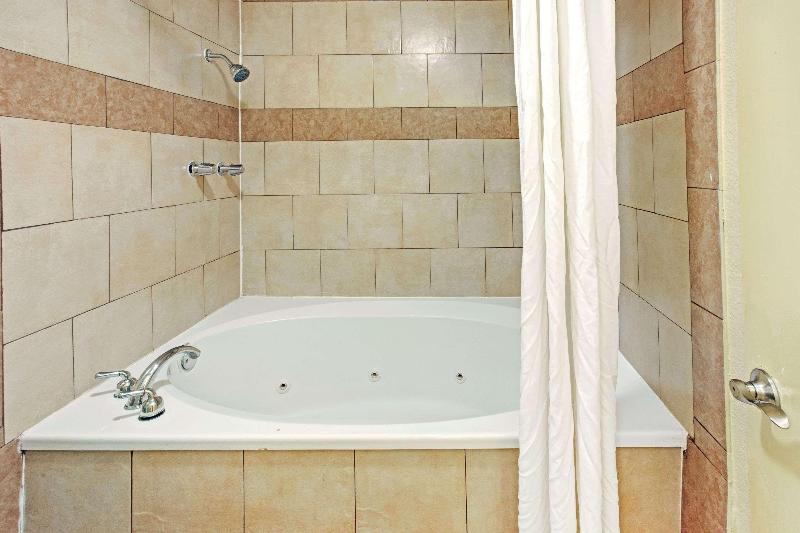 キングサイズベッドのスイートルーム, Super 8 Dallas East Near Fair Park Downtown