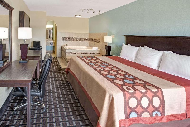 キングサイズベッドのスイートルーム, Super 8 Dallas East Near Fair Park Downtown