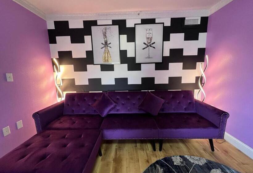 جناح ديلوكس, Orbits Inn